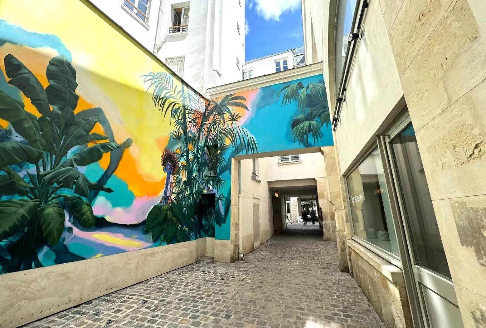 Deux Lumineux Situes Dans Le Quartier Historique De La Rue Du Bac Paris