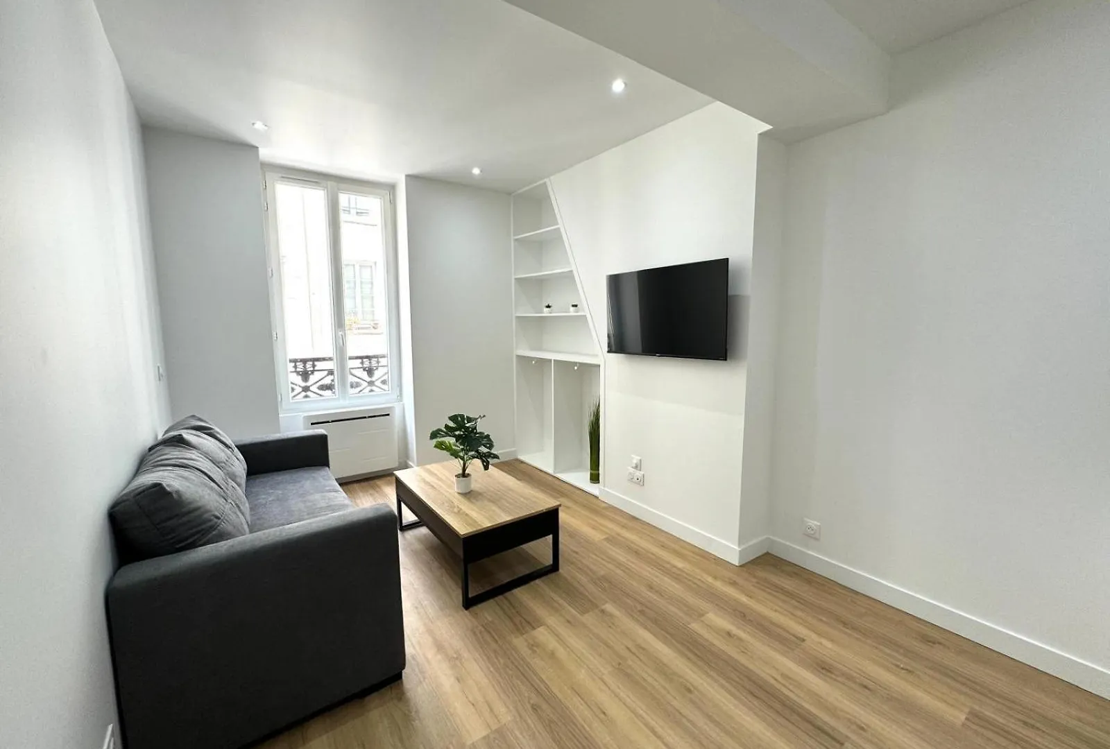 Deux Lumineux Situes Dans Le Quartier Historique De La Rue Du Bac Paris